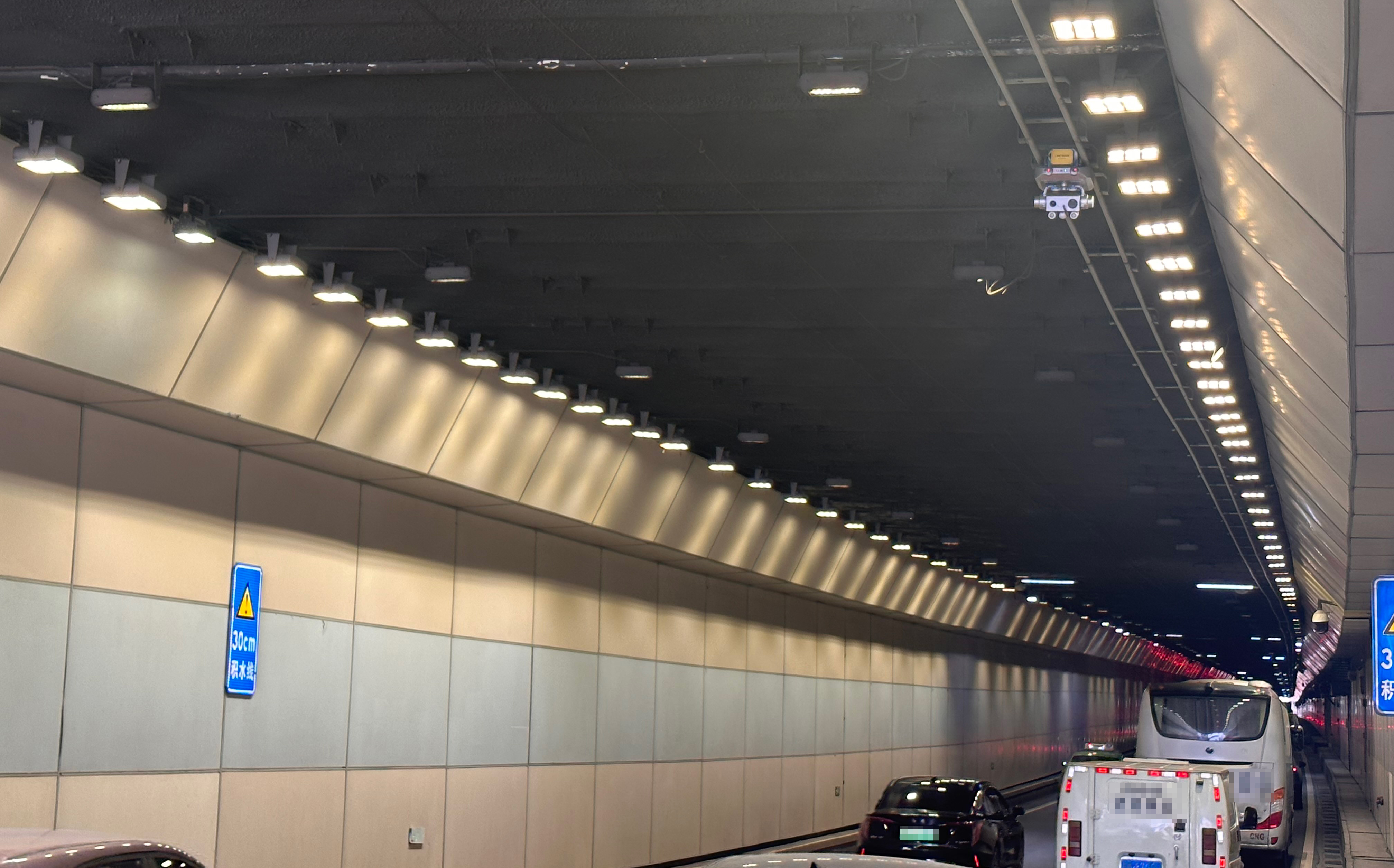 成都首套公路隧道智能巡檢機(jī)器人